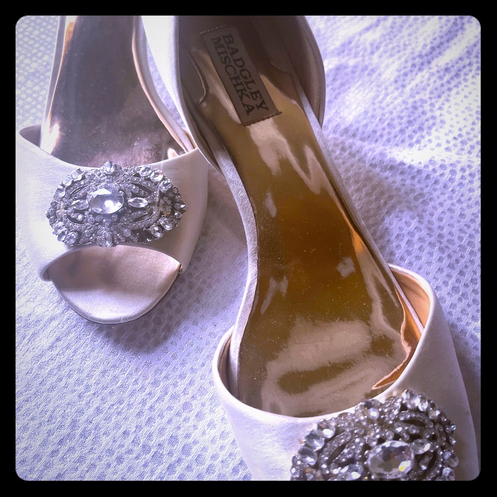 Badgley Mischka 9.5 cream satin embellished heels.